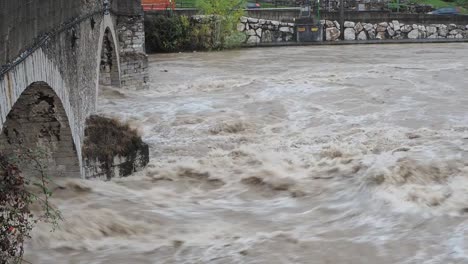 El-río-Serio-hinchado-después-de-fuertes-lluvias.-Provincia-de-Bérgamo,-Italia-norteña