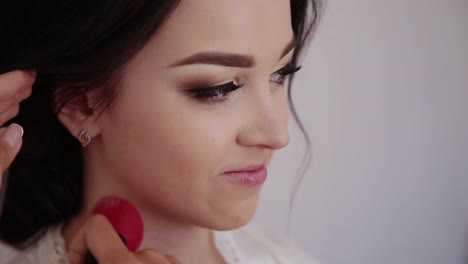 Sehr-schönes-Mädchen-tun-Make-up.-Hochzeitstag