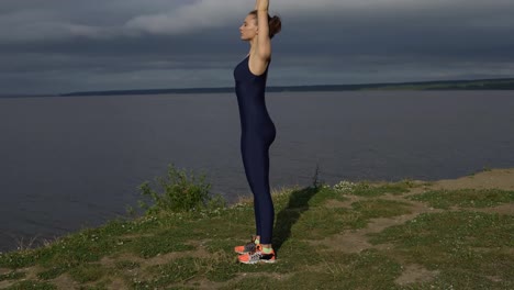 Yoga-woman-in-sportswear,-energy-concentration