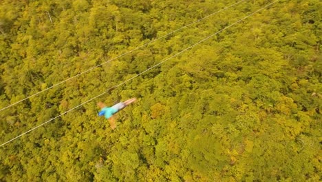 Atracción-tirolesa-en-la-selva-de-Bohol,-Filipinas