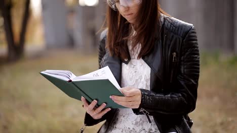 Estudiante-en-el-fondo-de-la-obra-en-un-casco-y-gafas-y-controles-de-documentación-técnica-con-sus-cálculos