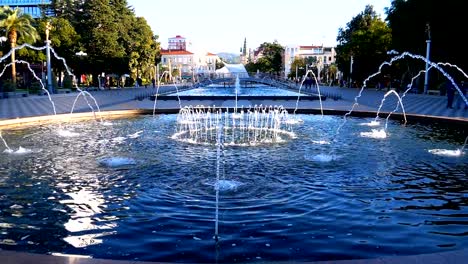 Fuentes-musicales-en-el-parque-en-el-terraplén-de-Batumi,-Georgia.-Cámara-lenta