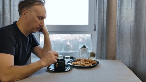 Menschen-trinken-Kaffee-am-Morgen-in-der-Küche-zu-Hause.