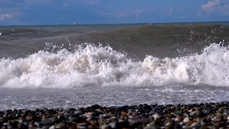 Tormenta-en-el-mar.-Enormes-olas-son-Crashing-y-rociado-en-la-orilla.-Cámara-lenta