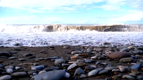 Sturm-auf-dem-Meer.-Riesige-Wellen-sind-abstürzt-und-Spritzen-am-Ufer.-Slow-Motion