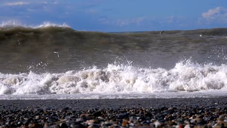 Sturm-auf-dem-Meer.-Riesige-Wellen-sind-abstürzt-und-Spritzen-am-Ufer.-Slow-Motion