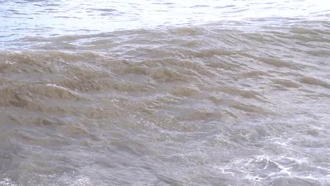 Sturm-auf-dem-Meer.-Riesige-Wellen-sind-abstürzt-und-Spritzen-am-Ufer.-Slow-Motion