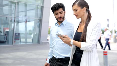 Geschäftsreise.-Geschäftsleute-mit-Telefon-zu-Fuß-am-Flughafen