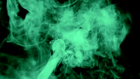 flujo-de-humo-verde-o-de-vapor-sobre-un-fondo-negro