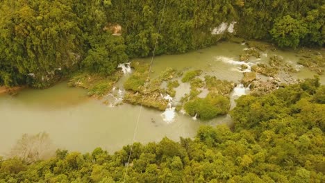 Atracción-tirolesa-en-la-selva-de-Bohol,-Filipinas