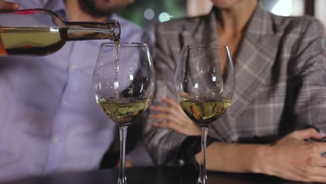 Hermosa-pareja-de-cita-romántica-tomando-vino-en-el-restaurante