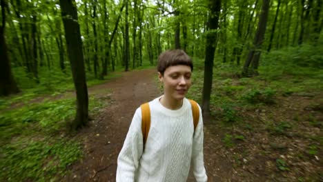 Mujer-de-excursionista-con-mochila,-caminar-en-el-bosque.