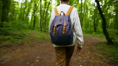 Mujer-de-excursionista-con-mochila,-caminar-en-el-bosque.