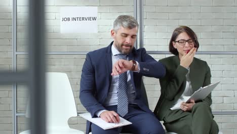 Müde-Bewerber-warten-auf-Job-Interview