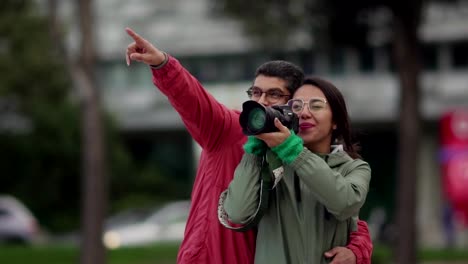 Situación-de-pareja-en-centro-de-la-ciudad-sonriendo-a-cámara.