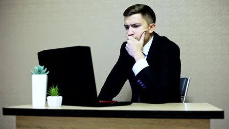 Angry-businessman-working-at-a-computer,-throwing-papers,-nervous