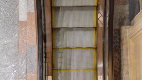 Escalator-in-the-mall-close-up.