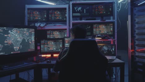 Hacker-viendo-múltiples-monitores