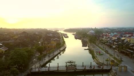 movimiento-sobre-el-río-más-allá-del-puente-en-Hoi-An-en-la-mañana