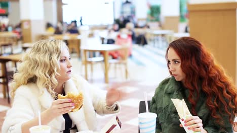 dos-mujeres-comiendo-comida-chatarra