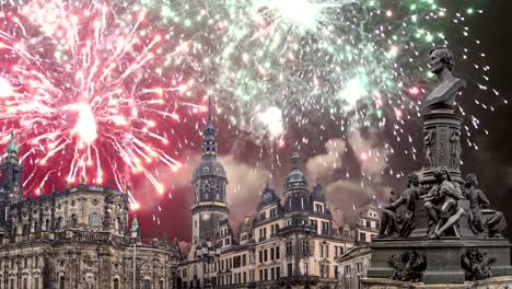 Skulptur-auf-der-Brühler-Terrasse-und-Hofkirche-oder-Dom-der-Heiligen-Dreifaltigkeit-und-Feiertagsfeuerwerk---Barockkirche-in-Dresden,-Sachsen,-Deutschland