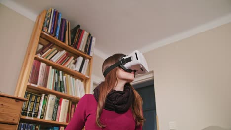 Mujer-joven-en-gafas-de-realidad-Virtual