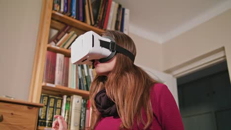 Mujer-joven-en-gafas-de-realidad-Virtual