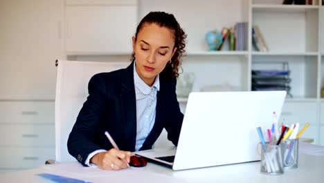 Frau-mit-Kopfschmerzen-arbeiten-am-laptop