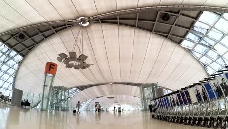 Interior-del-aeropuerto-de-Suvarnabhumi.