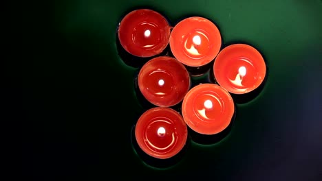 Decorative-candles-floating-in-the-water