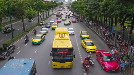 Time-lapse-of-heavy-traffic-with-people-on-the-street