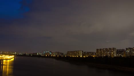 Tempestad-de-truenos-se-mueve-sobre-edificios-de-apartamentos-en-la-noche