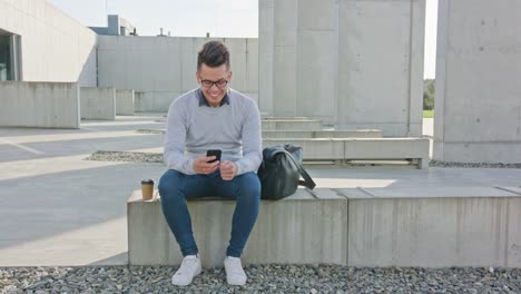 Un-joven-usando-un-teléfono-exterior