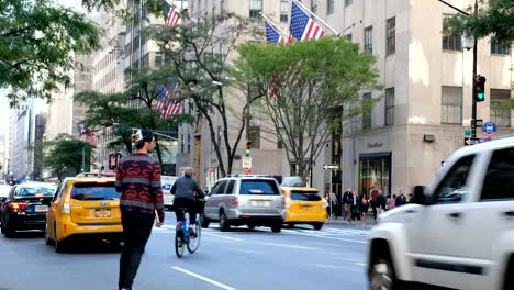 Car-and-pedestrian-traffic-on-5th-Avenue-in-New-York