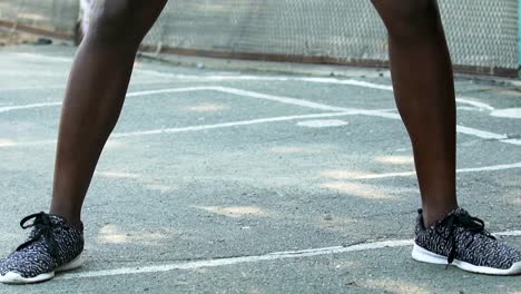 Deportiva-hombre-jugando-baloncesto,-botando-la-bola-y-frente-a-rival,-desafío-de-la-vida