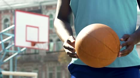 Jugador-profesional-de-baloncesto-con-pelota,-alentando-a-los-jóvenes-para-practicar-deportes