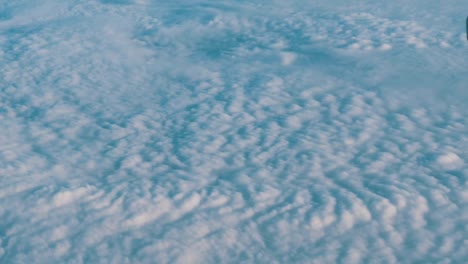 Las-nubes-hermoso-aire-flotan-por-encima-del-suelo.-Vista-aérea-desde-el-avión