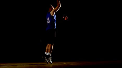 Male-basketball-player-playing-in-the-court-4k