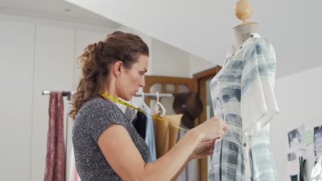 Seguros-de-diseñadora-de-moda-trabajando-en-su-estudio