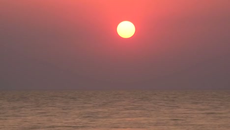 Lapso-de-tiempo-de-hermoso-amanecer-en-el-océano-o-el-mar