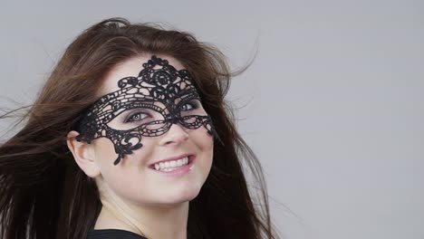 Frau-mit-Karneval-Maske-lange-Haare-weht