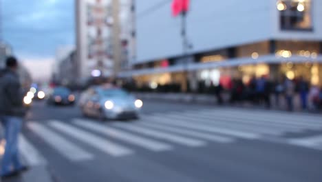 Fußgänger,-die-Straße-am-Zebrastreifen-überqueren.-Passanten.