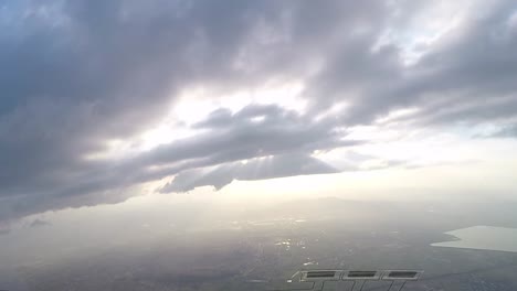 Sicht-des-Piloten-in-Richtung-Sonnenuntergang-Abstieg-zur-Landung.-Luftaufnahme.