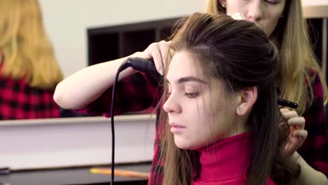 Woman-getting-hairdressing-in-hair-salon