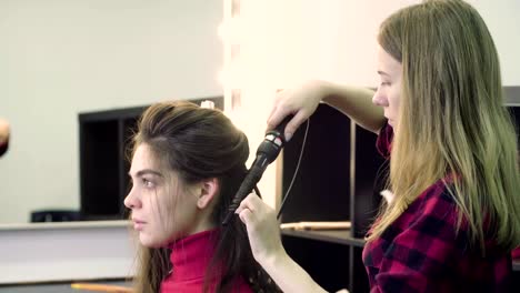 Woman-getting-hairdressing-in-hair-salon