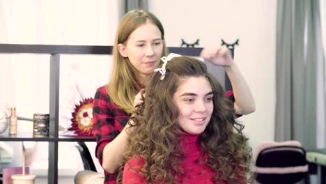 Woman-getting-hairdressing-in-hair-salon