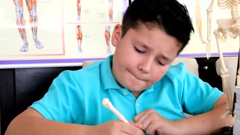 Chico-estudiante-estudiando-en-la-escuela