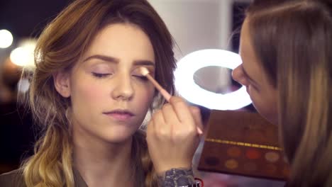 The-makeup-artist-applying-eyeshadow