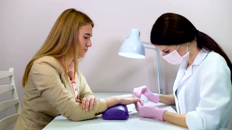 estética-presentación-las-uñas-a-la-cliente-en-salón-de-belleza