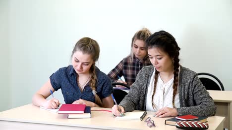 Ausbildung-Studium-Schule-test-Klassenkamerad-Hilfe-Hinweis